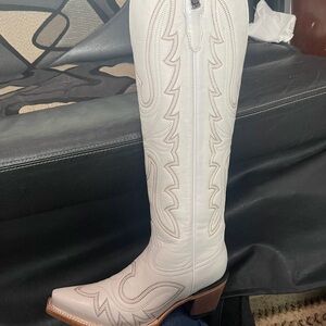 Chic White Leather Heeled Boots